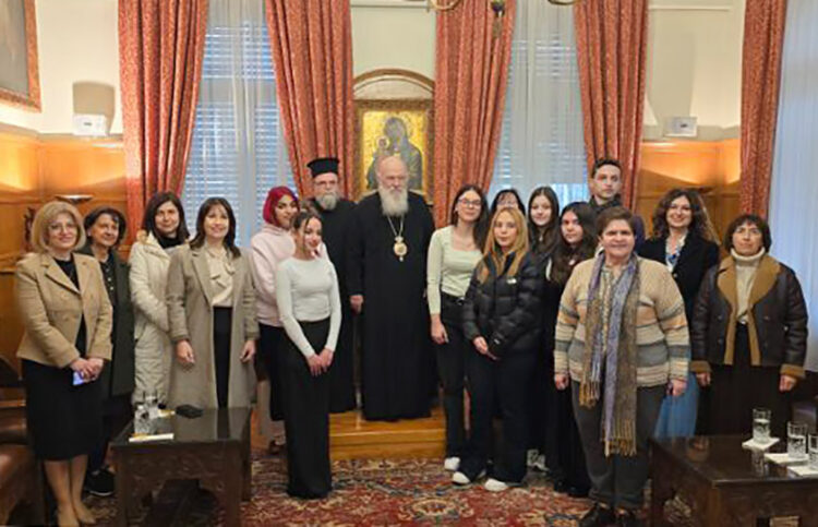 Ο Αρχιεπίσκοπος Ιερώνυμος με τις μαθήτριες που διακρίθηκαν στον 2ο Πανελλήνιο Μαθητικό Διαγωνισμό «Μικρά Ασία - Πόντος: Ενθυμήματα» (φωτ.: Αρχιεπισκοπή Αθηνών)