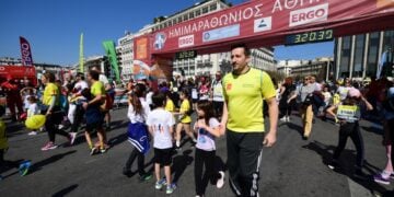 Μικροί και μεγάλοι στον περσινό ημιμαραθώνιο της Αθήνας (φωτ.: EUROKINISSI/Klodian Lato)