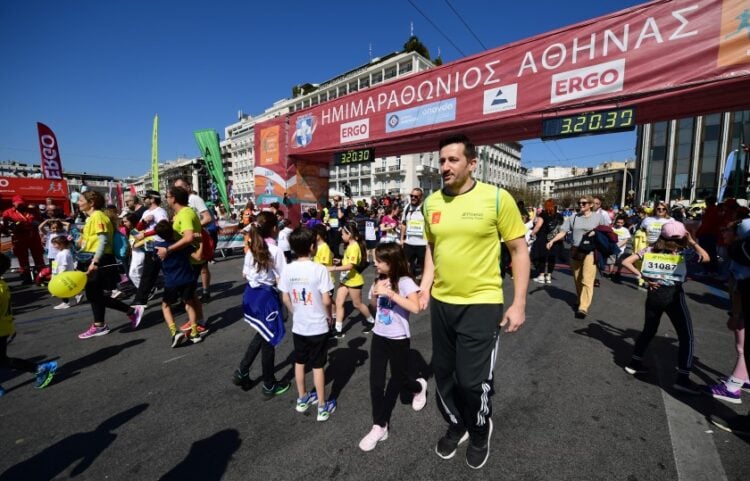 Μικροί και μεγάλοι στον περσινό ημιμαραθώνιο της Αθήνας (φωτ.: EUROKINISSI/Klodian Lato)