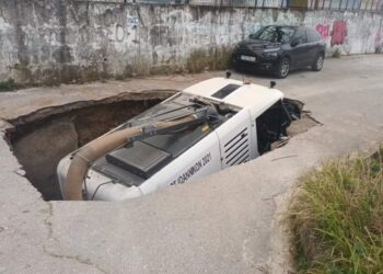 «Άγιο» είχε ο οδηγός του απορριμματοφόρου που κυριολεκτικά βυθίστηκε στο έδαφος (φωτ.: epirus-tv-news.gr)