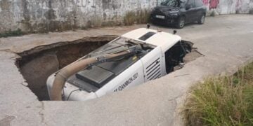 «Άγιο» είχε ο οδηγός του απορριμματοφόρου που κυριολεκτικά βυθίστηκε στο έδαφος (φωτ.: epirus-tv-news.gr)