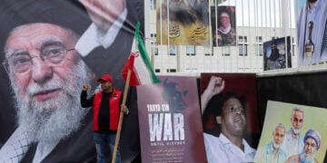 Διαδηλωτές έξω από το προξενείο των ΗΠΑ στο Γιοχάνεσμπουργκ της Νότιας Αφρικής, υπέρ του Ιράν (φωτ.: EPA / Kim Ludbrook)