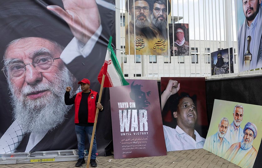 Διαδηλωτές έξω από το προξενείο των ΗΠΑ στο Γιοχάνεσμπουργκ της Νότιας Αφρικής, υπέρ του Ιράν (φωτ.: EPA / Kim Ludbrook)