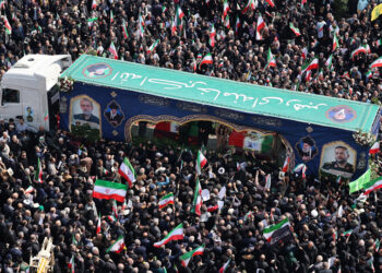 Τεχεράνη, 18 Μαρτίου 2026: Χιλιάδες Ιρανοί συμμετέχουν στην νεκρική πομπή για τον Αλί Λαριτζανί και τον υποστράτηγο Γολαμρεζά Σολεϊμανί, που σκοτώθηκαν σε αεροπορικές επιδρομές (φωτ.: EPA / Abedin Taherkenareh)