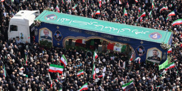 Τεχεράνη, 18 Μαρτίου 2026: Χιλιάδες Ιρανοί συμμετέχουν στην νεκρική πομπή για τον Αλί Λαριτζανί και τον υποστράτηγο Γολαμρεζά Σολεϊμανί, που σκοτώθηκαν σε αεροπορικές επιδρομές (φωτ.: EPA / Abedin Taherkenareh)