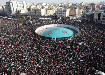 Ιρανοί στο κέντρο της Τεχεράνης, εκφράζοντας τη στήριξή τους στον νέο ανώτατο ηγέτη Αγιατολάχ Μοτζτάμπα Χαμενεΐ (φωτ.: EPA / Abedin Taherkenareh)