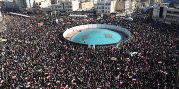 Ιρανοί στο κέντρο της Τεχεράνης, εκφράζοντας τη στήριξή τους στον νέο ανώτατο ηγέτη Αγιατολάχ Μοτζτάμπα Χαμενεΐ (φωτ.: EPA / Abedin Taherkenareh)