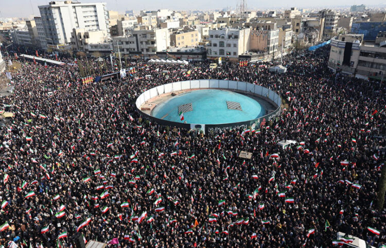 Ιρανοί στο κέντρο της Τεχεράνης, εκφράζοντας τη στήριξή τους στον νέο ανώτατο ηγέτη Αγιατολάχ Μοτζτάμπα Χαμενεΐ (φωτ.: EPA / Abedin Taherkenareh)