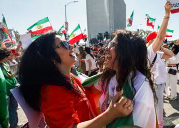 Ιρανές πανηγυρίζουν στο Λος Άντζελες μετά τα αμερικανικά και ισραηλινά πλήγματα στο Ιράν, 28 Φεβρουαρίου 2026 (φωτ.: EPA / Chris Torres)