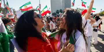 Ιρανές πανηγυρίζουν στο Λος Άντζελες μετά τα αμερικανικά και ισραηλινά πλήγματα στο Ιράν, 28 Φεβρουαρίου 2026 (φωτ.: EPA / Chris Torres)