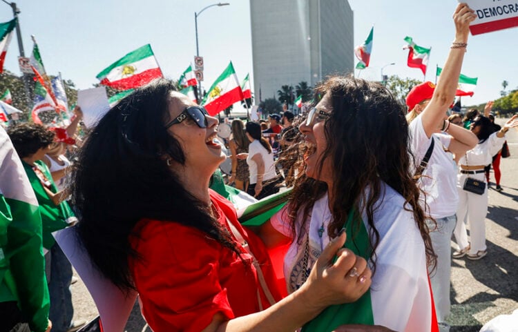 Ιρανές πανηγυρίζουν στο Λος Άντζελες μετά τα αμερικανικά και ισραηλινά πλήγματα στο Ιράν, 28 Φεβρουαρίου 2026 (φωτ.: EPA / Chris Torres)