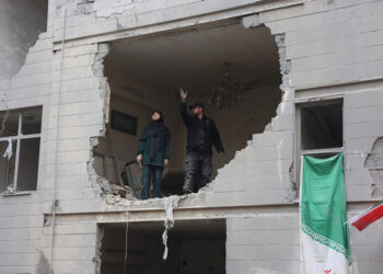 Ιρανοί σε κατεστραμμένη από αεροπορικά πλήγματα πολυκατοικία στη νότια Τεχεράνη. 15 Μαρτίου 2026 (φωτ.: EPA / Abedin Taherkenareh)