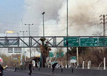 Ιρανοί πολίτες τρέχουν να προστατευτούν καθώς βομβαρδίζεται κεντρική περιοχή της Τεχεράνης, Πέμπτη 5 Μαρτίου 2026 (φωτ.: EPA / Abedin Taherkenareh)