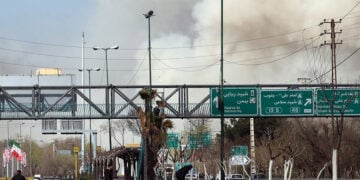 Ιρανοί πολίτες τρέχουν να προστατευτούν καθώς βομβαρδίζεται κεντρική περιοχή της Τεχεράνης, Πέμπτη 5 Μαρτίου 2026 (φωτ.: EPA / Abedin Taherkenareh)