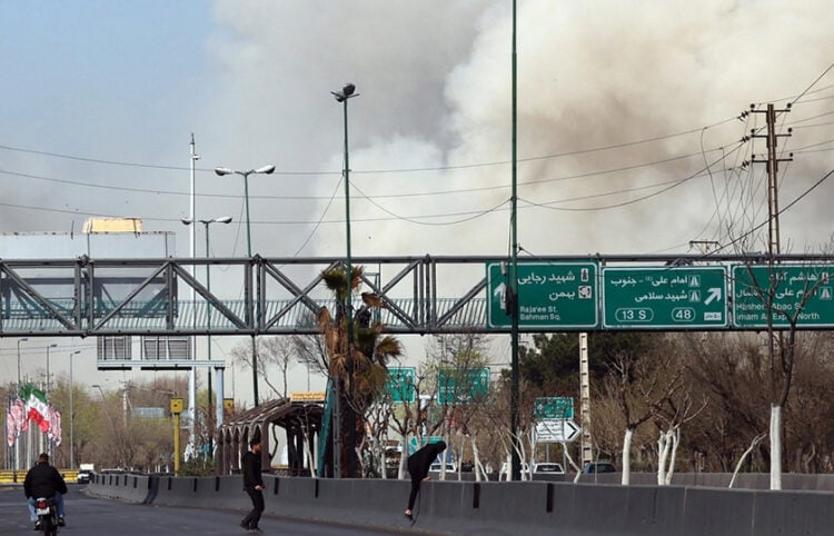 Ιρανοί πολίτες τρέχουν να προστατευτούν καθώς βομβαρδίζεται κεντρική περιοχή της Τεχεράνης, Πέμπτη 5 Μαρτίου 2026 (φωτ.: EPA / Abedin Taherkenareh)