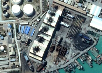 Δορυφορική εικόνα δείχνει τις εκτεταμένες ζημιές από αεροπορικά πλήγματα σε εγκαταστάσεις του αεροδρομίου και της ναυτικής βάσης στο Μπουσέρ του Ιράν, στις ακτές του Περσικού, μετά τις επιδρομές Ισραήλ-ΗΠΑ (πηγή: VANTOR)