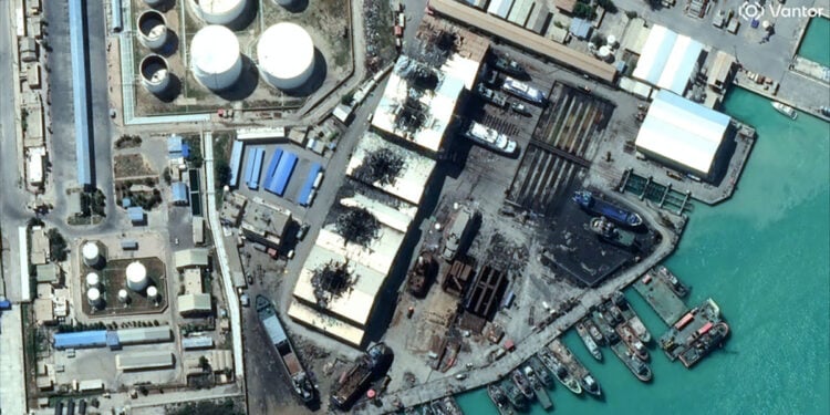 Δορυφορική εικόνα δείχνει τις εκτεταμένες ζημιές από αεροπορικά πλήγματα σε εγκαταστάσεις του αεροδρομίου και της ναυτικής βάσης στο Μπουσέρ του Ιράν, στις ακτές του Περσικού, μετά τις επιδρομές Ισραήλ-ΗΠΑ (πηγή: VANTOR)