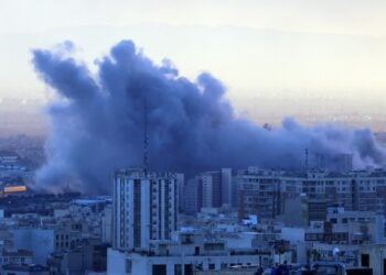 Καπνός υψώνεται στο κέντρο της Τεχεράνης μετά από ισραηλινό πλήγμα τις πρωινές ώρες της Τρίτης (φωτ.: EPA/Abedin Taherkenareh)