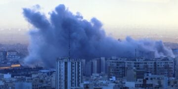 Καπνός υψώνεται στο κέντρο της Τεχεράνης μετά από ισραηλινό πλήγμα τις πρωινές ώρες της Τρίτης (φωτ.: EPA/Abedin Taherkenareh)