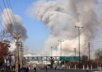 Ιρανοί τρέχουν να προφυλαχθούν μετά από αεροπορικό πλήγμα στο κέντρο της Τεχεράνης (φωτ.: EPA/Abedin Taherkenareh)