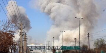 Ιρανοί τρέχουν να προφυλαχθούν μετά από αεροπορικό πλήγμα στο κέντρο της Τεχεράνης (φωτ.: EPA/Abedin Taherkenareh)