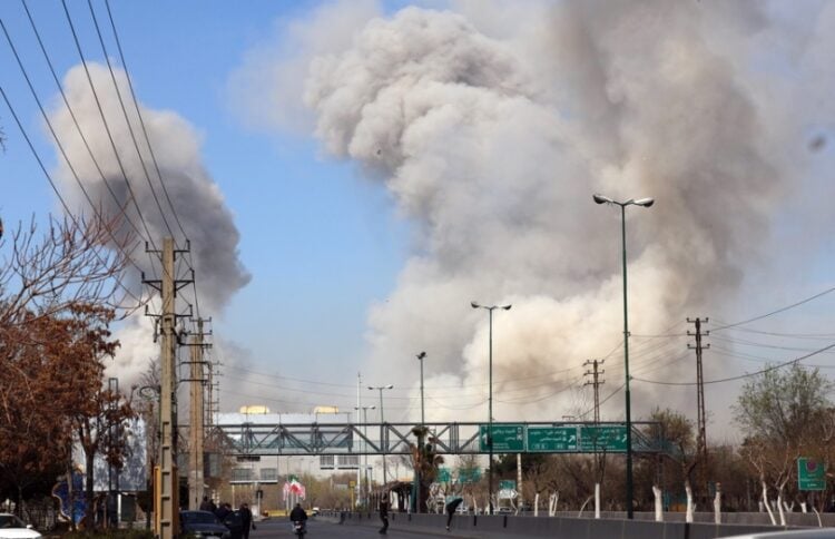 Ιρανοί τρέχουν να προφυλαχθούν μετά από αεροπορικό πλήγμα στο κέντρο της Τεχεράνης (φωτ.: EPA/Abedin Taherkenareh)