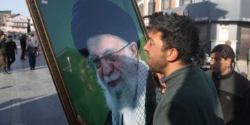 Σιίτης μουσουλμάνος στο Κασμίρ θρηνεί για τον θάνατο του αγιατολάχ Αλί Χαμενεΐ στη διάρκεια διαμαρτυρίας κατά των αμερικανικών και ισραηλινών επιθέσεων στο Ιράν (φωτ: EPA/Farooq Khan)