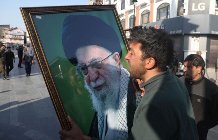Σιίτης μουσουλμάνος στο Κασμίρ θρηνεί για τον θάνατο του αγιατολάχ Αλί Χαμενεΐ στη διάρκεια διαμαρτυρίας κατά των αμερικανικών και ισραηλινών επιθέσεων στο Ιράν (φωτ: EPA/Farooq Khan)