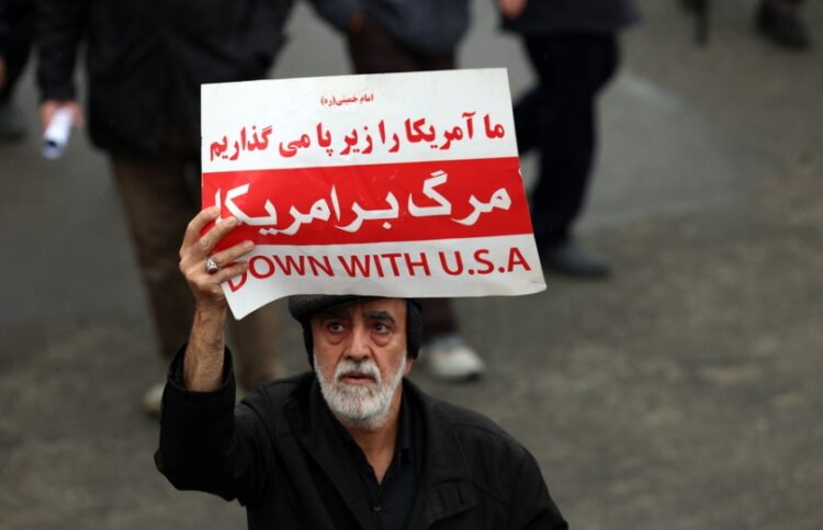 Ιράνος κρατά πανό που γράφει «Κάτω οι ΗΠΑ» στη διάρκεια κηδείας αξιωματούχου του καθεστώτος στην Τεχεράνη (φωτ.: EPA/Abedin Taherkenareh)