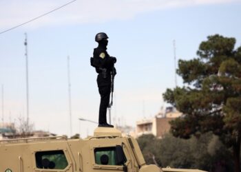 Μέλος των ειδικών δυνάμεων ασφαλείας του Ιράν επιτηρεί στη διάρκεια κηδείας αξιωματούχου των Φρουρών της Επανάστασης στην Τεχεράνη (φωτ.: EPA/Abedin Taherkenareh)