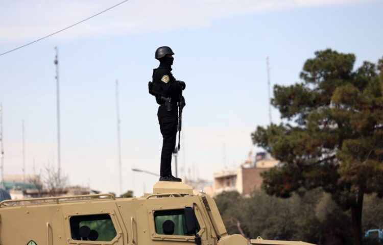 Μέλος των ειδικών δυνάμεων ασφαλείας του Ιράν επιτηρεί στη διάρκεια κηδείας αξιωματούχου των Φρουρών της Επανάστασης στην Τεχεράνη (φωτ.: EPA/Abedin Taherkenareh)