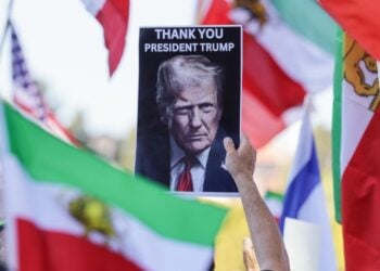 Διαδηλωτής στο Λος Άντζελες στη διάρκεια συγκέντρωσης υπέρ του Ιράν κρατά φωτογραφία του Τραμπ με τη φράση «ευχαριστούμε πρόεδρε Τραμπ, μετά τα πυραυλικά χτυπήματα στην Τεχεράνη που σκότωσαν τον αγιατολάχ Αλί Χαμενεΐ (φωτ.: EPA/Chris Torres)