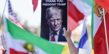 Διαδηλωτής στο Λος Άντζελες στη διάρκεια συγκέντρωσης υπέρ του Ιράν κρατά φωτογραφία του Τραμπ με τη φράση «ευχαριστούμε πρόεδρε Τραμπ, μετά τα πυραυλικά χτυπήματα στην Τεχεράνη που σκότωσαν τον αγιατολάχ Αλί Χαμενεΐ (φωτ.: EPA/Chris Torres)