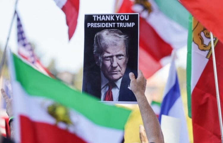 Διαδηλωτής στο Λος Άντζελες στη διάρκεια συγκέντρωσης υπέρ του Ιράν κρατά φωτογραφία του Τραμπ με τη φράση «ευχαριστούμε πρόεδρε Τραμπ, μετά τα πυραυλικά χτυπήματα στην Τεχεράνη που σκότωσαν τον αγιατολάχ Αλί Χαμενεΐ (φωτ.: EPA/Chris Torres)