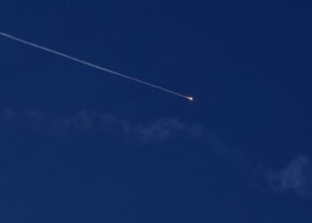 Ιρανικός πύραυλος διακρίνεται στον ουρανό της Δυτικής Όχθης, πάνω από την πόλη Ναμπλούς (φωτ.: EPA/Alaa Badarneh)