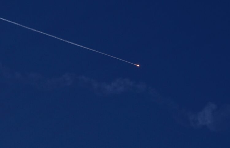 Ιρανικός πύραυλος διακρίνεται στον ουρανό της Δυτικής Όχθης, πάνω από την πόλη Ναμπλούς (φωτ.: EPA/Alaa Badarneh)