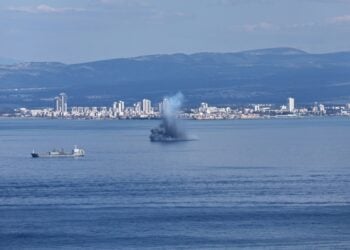Συντρίμμια ιρανικού πυραύλου καταπέφτουν στη θάλασσα της πόλης Χάιφα, μετά την αναχαίτισή του από το Ισραήλ (φωτ.: EPA/Atef Safadi)