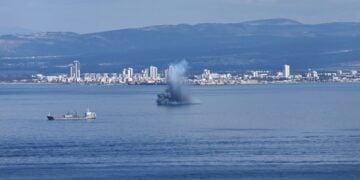 Συντρίμμια ιρανικού πυραύλου καταπέφτουν στη θάλασσα της πόλης Χάιφα, μετά την αναχαίτισή του από το Ισραήλ (φωτ.: EPA/Atef Safadi)