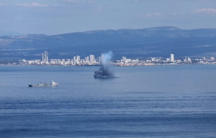 Συντρίμμια ιρανικού πυραύλου καταπέφτουν στη θάλασσα της πόλης Χάιφα, μετά την αναχαίτισή του από το Ισραήλ (φωτ.: EPA/Atef Safadi)