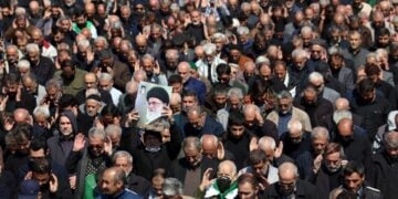 Πλήθη Ιρανών αψήφησαν τις ισραηλινές επιθέσεις και βγήκαν στους δρόμους για την προσευχή της Παρασκευής για να τιμήσουν τη μνήμη του αγιατολάχ Αλί Χαμενεΐ (φωτ.EPA/Abedin Taherkenareh)