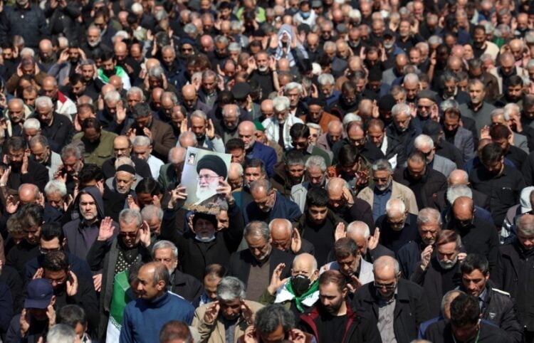 Πλήθη Ιρανών αψήφησαν τις ισραηλινές επιθέσεις και βγήκαν στους δρόμους για την προσευχή της Παρασκευής για να τιμήσουν τη μνήμη του αγιατολάχ Αλί Χαμενεΐ (φωτ.EPA/Abedin Taherkenareh)