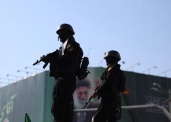 Ιρανοί αστυνομικοί εν ώρα υπηρεσίας, με φόντο τη φωτογραφία του αγιατολάχ Αλί Χαμενεΐ, στην Τεχεράνη (φωτ.: EPA/Abedin Taherkenareh)