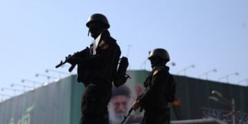 Ιρανοί αστυνομικοί εν ώρα υπηρεσίας, με φόντο τη φωτογραφία του αγιατολάχ Αλί Χαμενεΐ, στην Τεχεράνη (φωτ.: EPA/Abedin Taherkenareh)