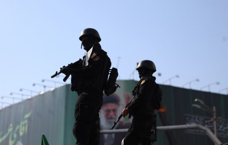 Ιρανοί αστυνομικοί εν ώρα υπηρεσίας, με φόντο τη φωτογραφία του αγιατολάχ Αλί Χαμενεΐ, στην Τεχεράνη (φωτ.: EPA/Abedin Taherkenareh)