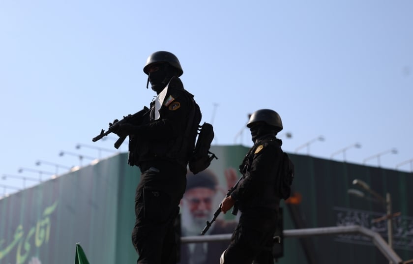 Ιρανοί αστυνομικοί εν ώρα υπηρεσίας, με φόντο τη φωτογραφία του αγιατολάχ Αλί Χαμενεΐ, στην Τεχεράνη (φωτ.: EPA/Abedin Taherkenareh)