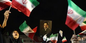 Ιρανοί με σημαίες και αφίσες του νέου ανώτατου ηγέτη της χώρας, Μοτζταμπά Χαμενεΐ μετέχουν σε συγκέντρωση στην Τεχεράνη (φωτ.: EPA/Abedin Taherkenareh)
