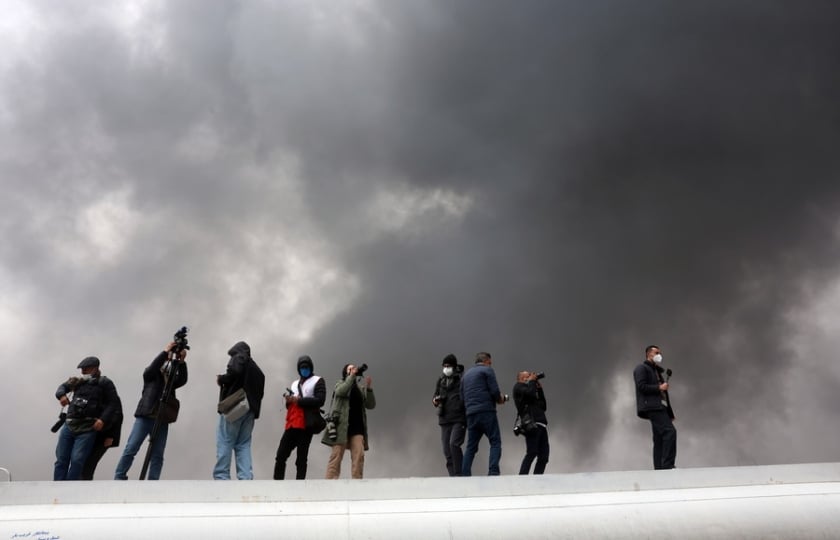 Μέλη τηλεοπτικών συνεργείων και φωτορεπόρτερ καταγράφουν ισραηλινό πλήγμα σε διυλιστήριο στα περίχωρα της Τεχεράνης (φωτ.: EPA/Abedin Taherkenareh)