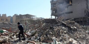 Κατεστραμμένο κτήριο στο κέντρο της Τεχεράνης από ισραηλινά και αμερικανικά πλήγματα (φωτ.: EPA/Abedin Taherkenareh)