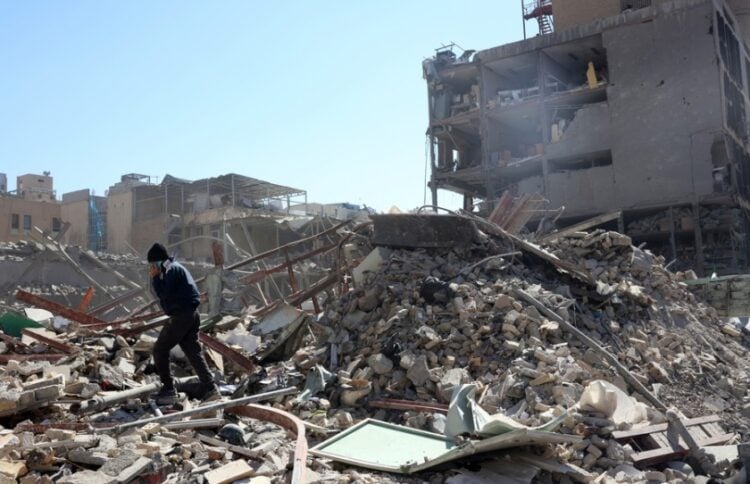 Κατεστραμμένο κτήριο στο κέντρο της Τεχεράνης από ισραηλινά και αμερικανικά πλήγματα (φωτ.: EPA/Abedin Taherkenareh)