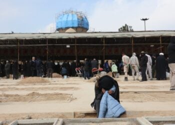 Ιρανοί θρηνούν στη διάρκεια ομαδικής κηδείας για θύματα των ισραηλινών πληγμάτων στη νότια περιοχή της Τεχεράνης (φωτ.: EPA/Abedin Taherkenareh)